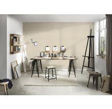 Atelier avec chevalet, table et chaises
