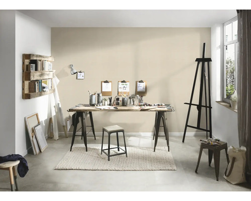 Atelier avec chevalet, table et chaises