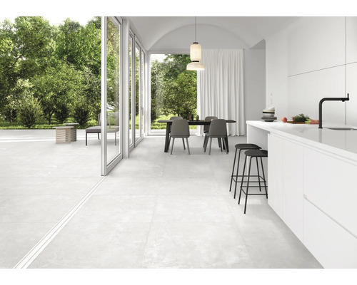 Heller, grosszügiger Raum mit Fliesenboden, Essbereich und Küchenzeile