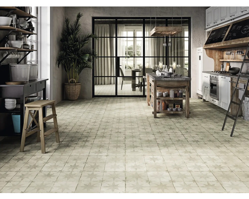 Cuisine claire de style campagnard avec sol en carrelage mosaïque, îlot de cuisine et décoration