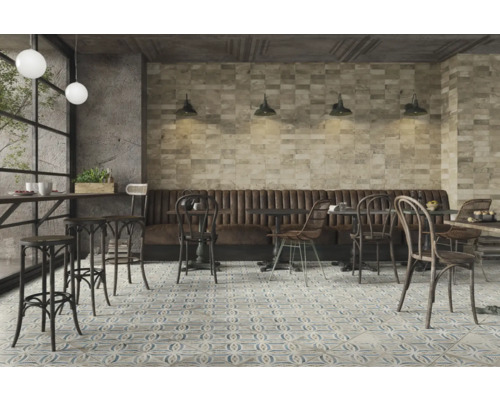 Intérieur de café avec des sièges, des tables, des chaises et des carreaux de sol à motifs