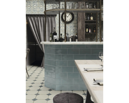 Gastraum mit Fliesenspiegel, Bar, Regalen und Sitzgelegenheiten.