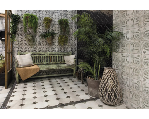 Intérieur décoratif avec banc vintage, plantes d''intérieur et carreaux muraux à motifs floraux