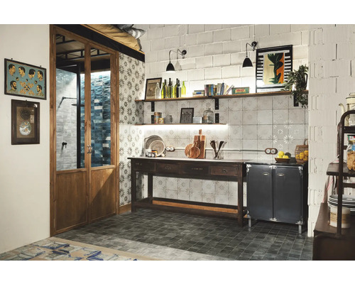 Heller Raum mit Holztisch, Regalen und dekorativen Fliesen für eine stilvolle Einrichtung