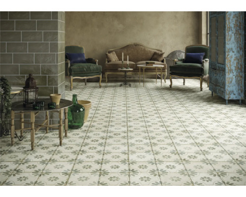 Verlegter Boden mit Fliesen im Vintage-Stil in einem Wohnraum.