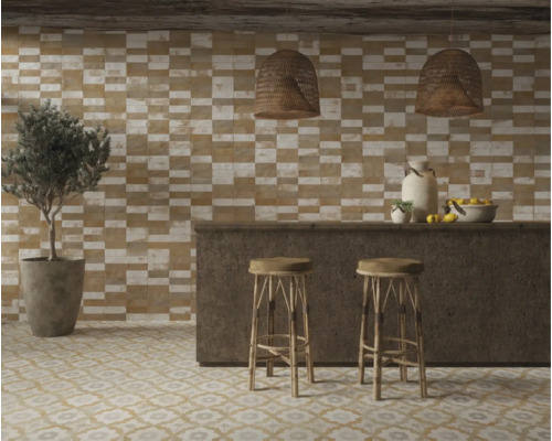 Intérieur avec carrelage mural, carrelage au sol, bar et deux tabourets de bar.