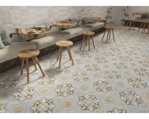 Badezimmer mit Fliesenboden im Vintage-Stil, ergänzt durch Holzhocker und Sofas