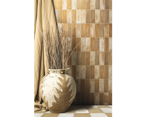 Décoration murale décorative avec des carreaux rectangulaires et un vase avec des plantes