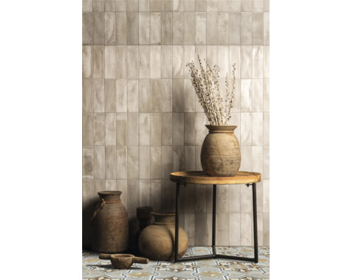 Exemple d''un design mural avec des carreaux allongés et une décoration sur une table d''appoint