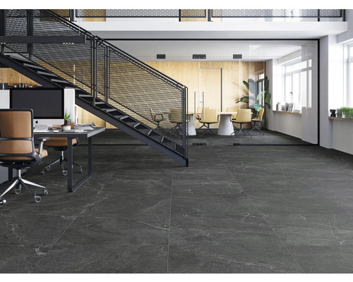 Büro mit Bodenfliesen, Schreibtisch, Bürostuhl und Treppe