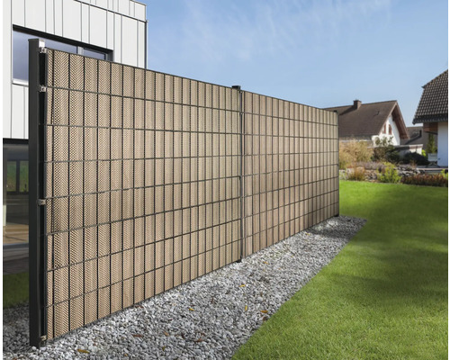 Clôture de protection visuelle en plastique avec poteaux métalliques dans le jardin