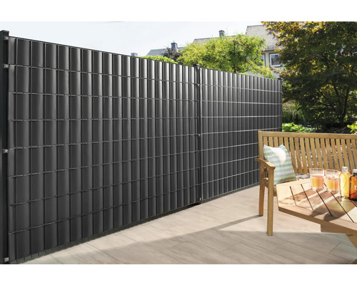 Jardin avec clôture opaque en plastique et coin salon