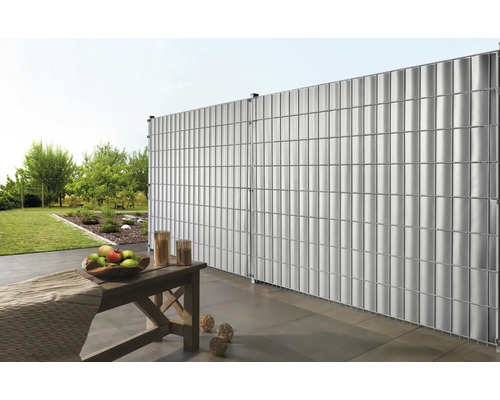 Scène de jardin avec clôture d''intimité et banc