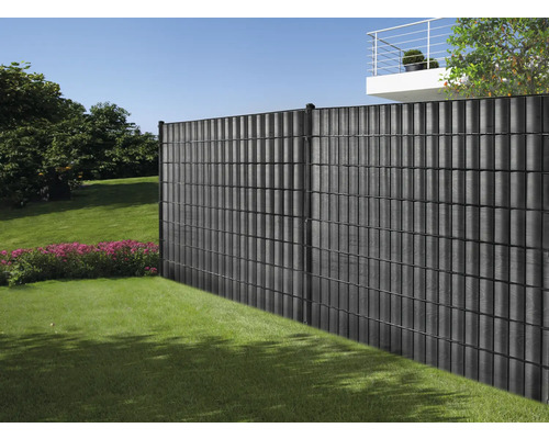 Clôture de confidentialité en plastique dans le jardin