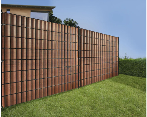 Clôture de jardin en bois et métal pour délimiter la propriété