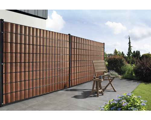 Scène de jardin avec clôture d''intimité, chaise et table d''appoint