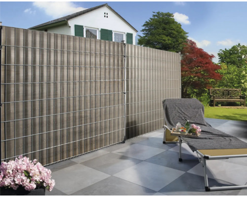 Jardin avec brise-vue, chaise longue et maison à l''arrière-plan