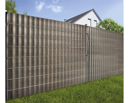 Clôture à double fil avec lamelles occultantes dans le jardin