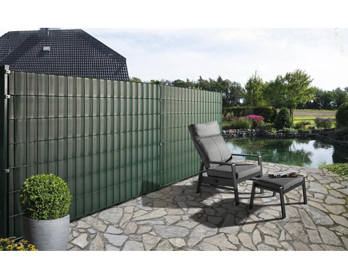 Garten mit Sichtschutzzaun, Gartensessel und Teich