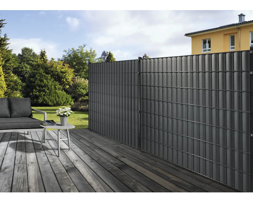 Scène de jardin avec clôture d''intimité et terrasse en bois