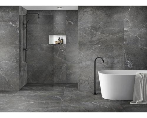 Salle de bain moderne avec carrelage en marbre gris, baignoire et douche