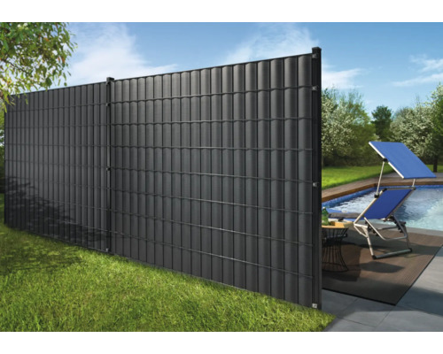 Jardin avec brise-vue et piscine avec chaise longue