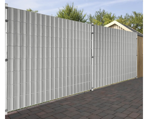 Clôture de confidentialité en métal et plastique dans le jardin