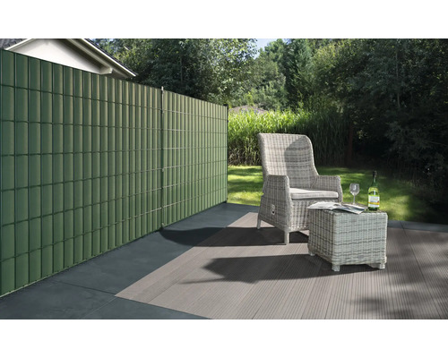 Jardin avec brise-vue et coin salon sur la terrasse