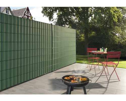 Jardin avec barbecue, écran d''intimité et coin salon