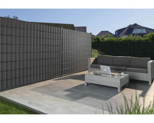 Scène de jardin avec écran de confidentialité, mobilier de salon et terrasse