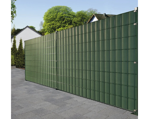 Clôture d''intimité composée d''éléments en plastique avec cadre métallique