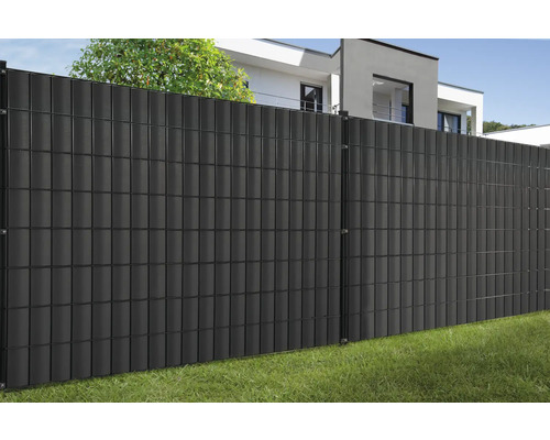 Clôture de protection visuelle avec cadre métallique dans le jardin