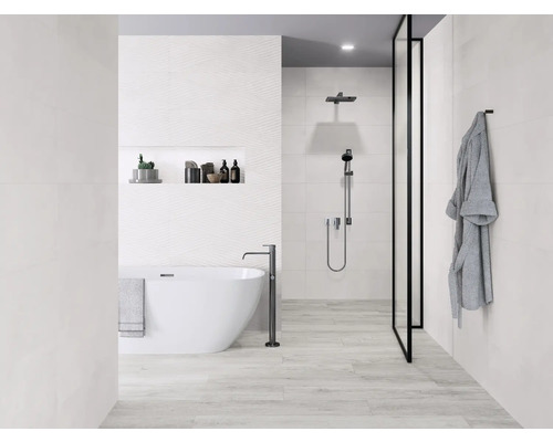 Helles Badezimmer mit Badewanne, Dusche und Ablagefläche