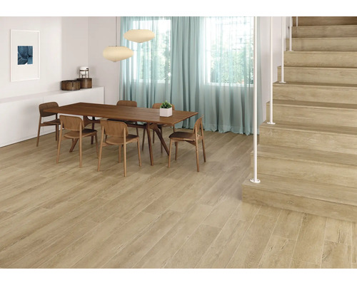 Esszimmer mit Holzboden, Esstisch und Treppe mit Holzstufen