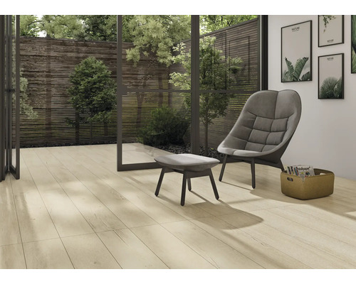 Heller Terrassenbereich mit Holzfliesen, Sessel und Gartenblick