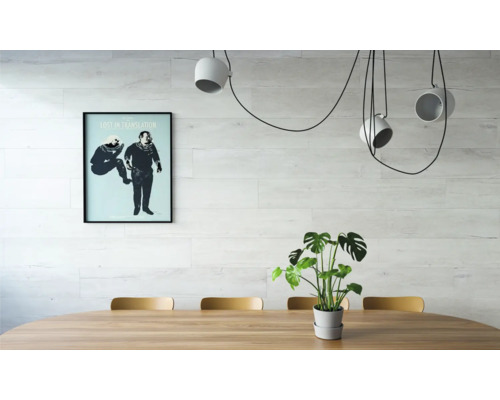 Esszimmer mit Holztisch, Stühlen, Zimmerpflanze, Hängelampe und gerahmtem Lost in Translation Filmposter an der Wand