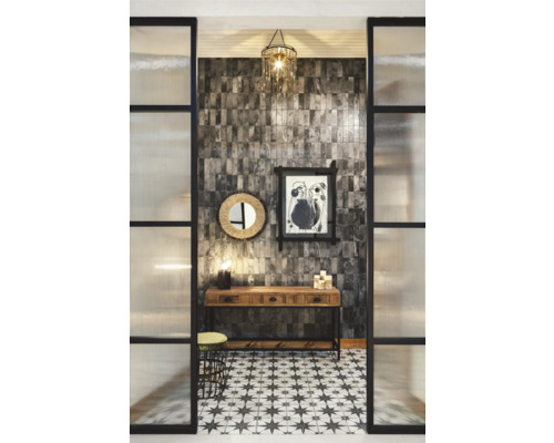 Couloir avec console, miroir, tableau, lampe et carrelage