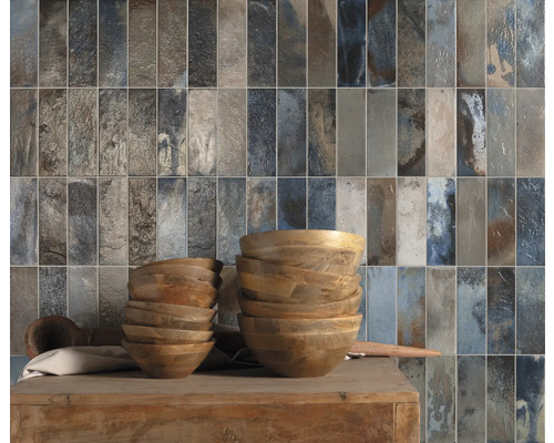 Carrelage mural avec bol en bois sur commode