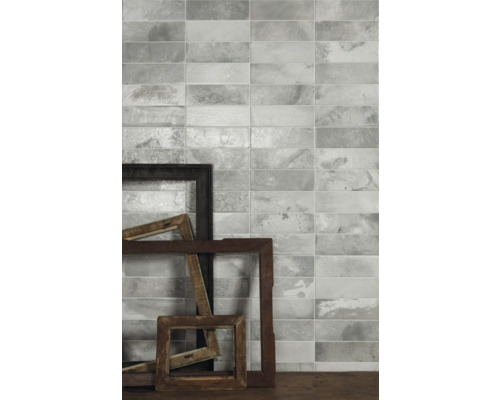 Wandgestaltung mit rechteckigen Fliesen und Holzrahmen