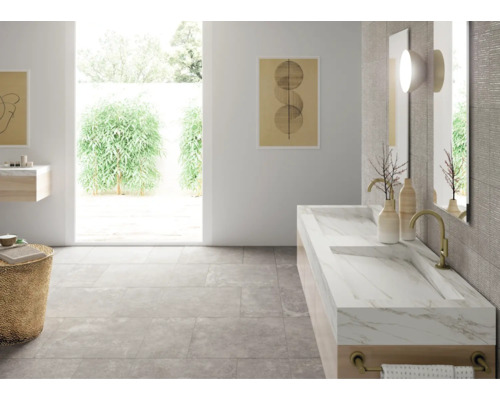 Salle de bains avec double vasque, miroirs et carrelage gris