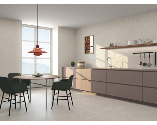 Salle à manger lumineuse avec table à manger, chaises, suspension et kitchenette