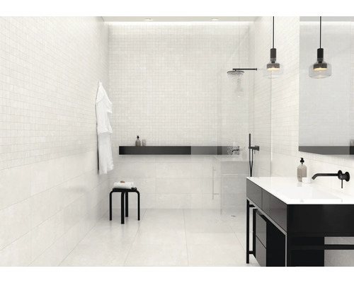 Salle de bains avec douche, lavabo, tabouret et murs carrelés blancs