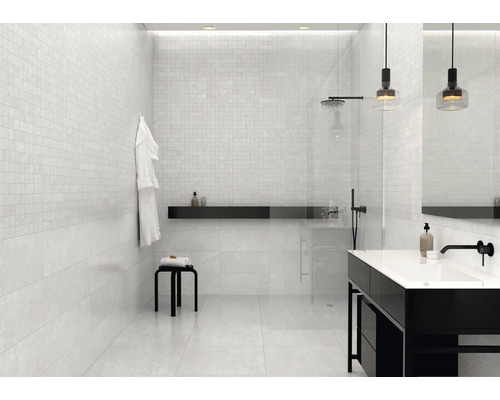 Salle de bain moderne avec carrelage, douche et lavabo