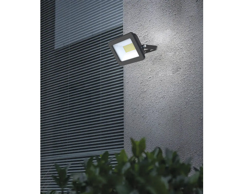 Quadratischer LED Aussenstrahler an einer Wand montiert