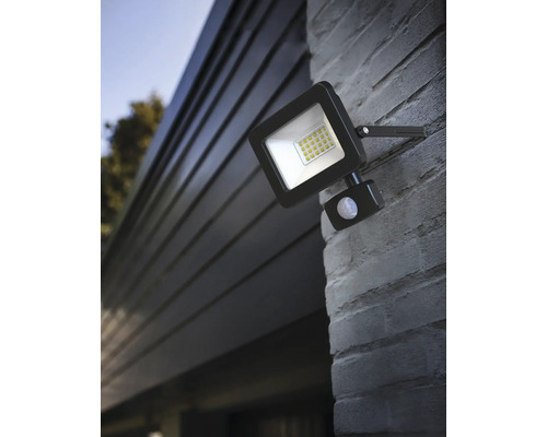 Projecteur LED extérieur avec détecteur de mouvement sur un mur