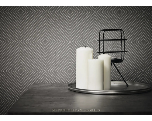 Arrangement décoratif avec bougies, bougeoir et papier peint à motifs