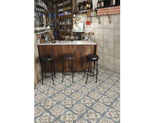 Innenraum mit Bar, Barhockern und Fliesenboden im Retrodesign