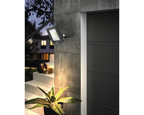 LED-Aussenstrahler an einer Wand montiert