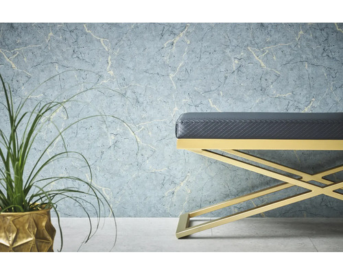 Dekorative Szene mit Bank, Pflanze und gemusterter Tapete