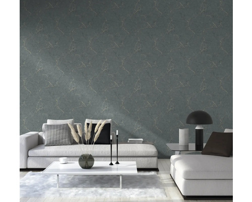 Wohnzimmer mit grauer Marmortapete und modernen Möbeln